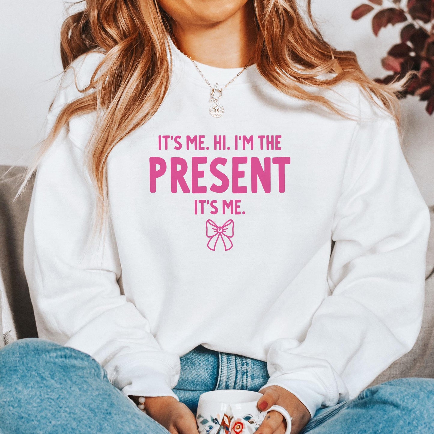 Gildan Sweatshirt White-It's Me. Hi. I'm The Present. It's Me.