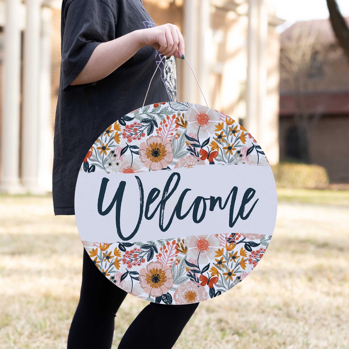 20" Door Hanger-Pretty Things Welcome