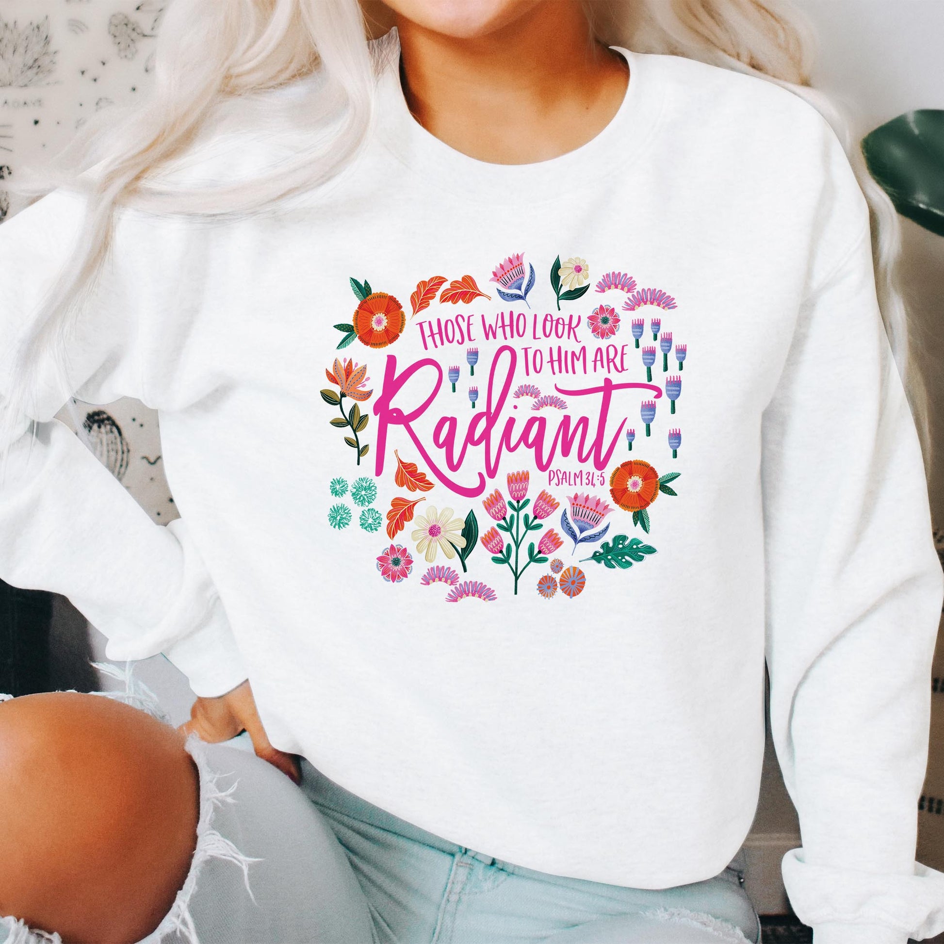 Gildan Sweatshirt White-Radiant Hope Those Who Look To Him -2